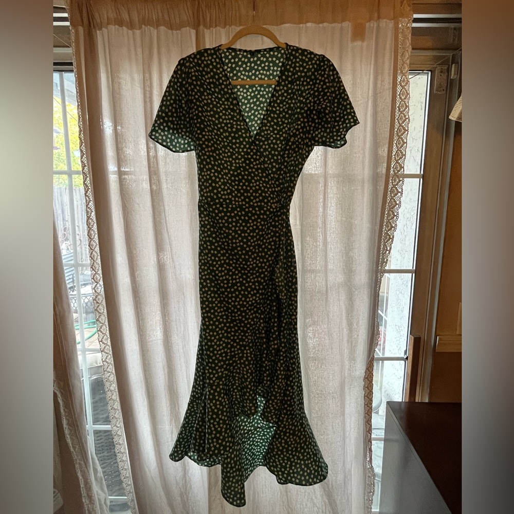 Green high low wrap dress with white daisies!